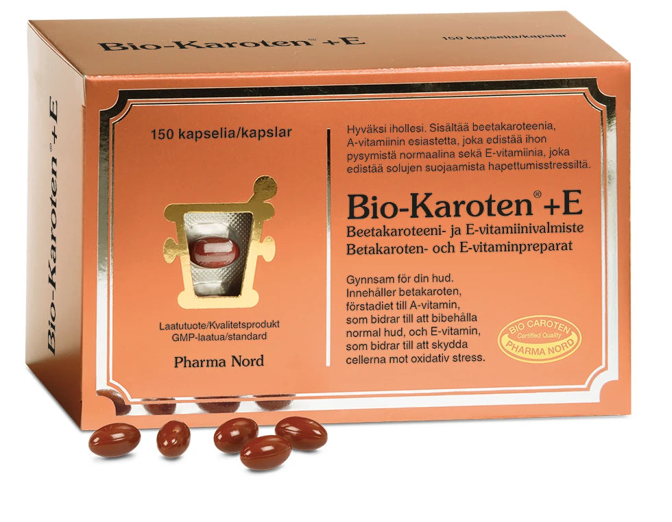 Une boîte de gélules Pharma Nord Bio-Carotene + E, contenant du bêta-carotène pour soutenir la vision. L'emballage orange comporte des inscriptions en finnois et en suédois, des informations sur le produit et une fenêtre laissant apparaître les gélules brunes à l'intérieur.