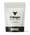 Sachet refermable blanc et noir portant la mention « DENSE Beef Collagen Natural » (collagène naturel de bœuf DENSE) et orné d'une icône représentant un taureau. Cette poudre sans arôme est fabriquée à partir de peptides de collagène de bœuf de haute qualité provenant d'animaux élevés en pâturage et contient 500 grammes. La marque DENSE est imprimée au bas du sachet.