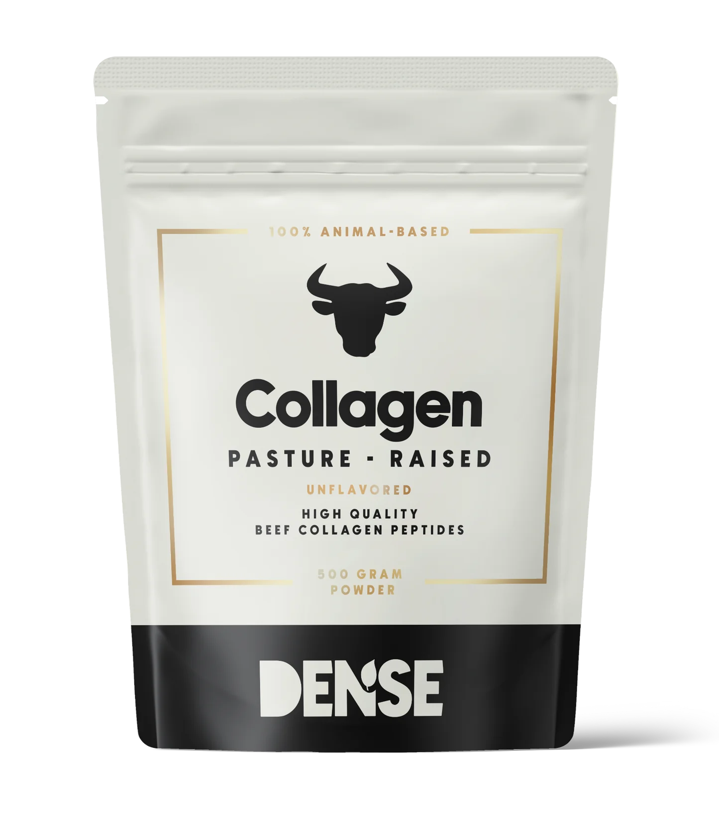 Sachet refermable blanc et noir portant la mention « DENSE Beef Collagen Natural » (collagène naturel de bœuf DENSE) et orné d'une icône représentant un taureau. Cette poudre sans arôme est fabriquée à partir de peptides de collagène de bœuf de haute qualité provenant d'animaux élevés en pâturage et contient 500 grammes. La marque DENSE est imprimée au bas du sachet.