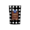 Un sachet de bonbons au chocolat et à la réglisse Fazer, avec un motif à pois noirs et blancs et des images de morceaux de réglisse enrobés de chocolat au lait sur le devant.