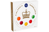 Une boîte blanche de gelées à la confiture de fruits Fazer Finlandia de Fazer, décorée d'une couronne dorée et de cinq gelées colorées sur le devant, avec un texte en finnois et en anglais.