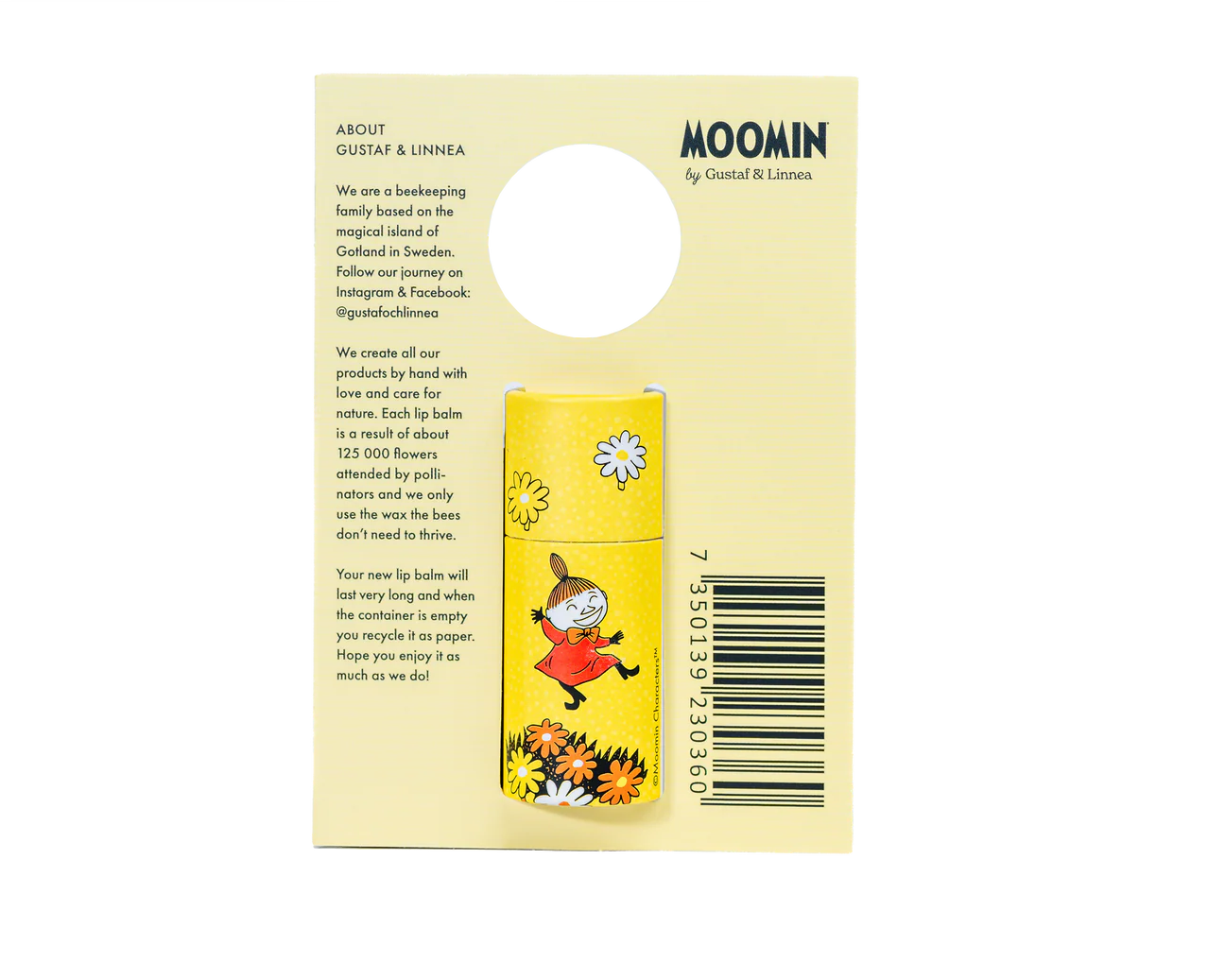 Le baume à lèvres Gustaf & Linnea Moomin Little My représente Little My dansant sur un tube jaune, dans un emballage écologique muni d'un trou pour l'accrocher, et est accompagné d'une carte crème contenant les détails du produit et le code-barres.