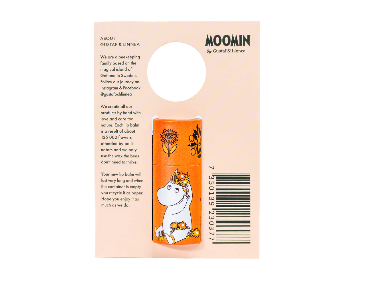 Le baume à lèvres Gustaf & Linnea Moomin Snork Maiden se présente dans un tube orange orné d'un personnage Moomin blanc et d'un motif floral, fixé à une carte beige contenant des informations sur la marque et comportant une découpe circulaire dans sa partie supérieure.