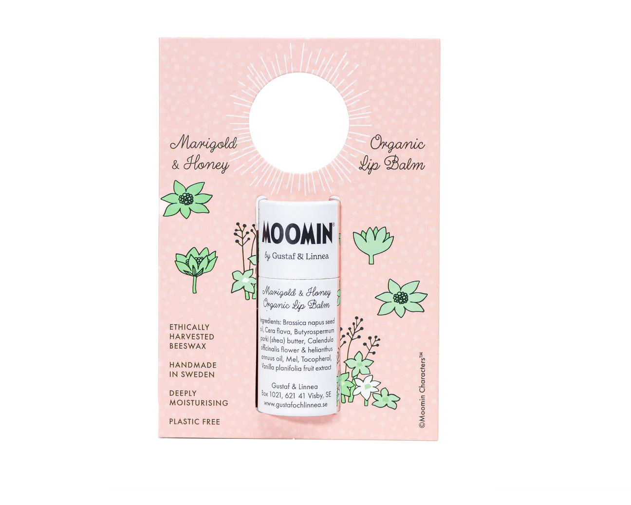 Un tube de baume à lèvres Gustaf & Linnea Moomin Lipbalm Sniff est présenté sur une carte rose ornée de motifs floraux et d'informations, mettant en avant la cire d'abeille récoltée de manière éthique, la fabrication artisanale en Suède et l'emballage sans plastique.