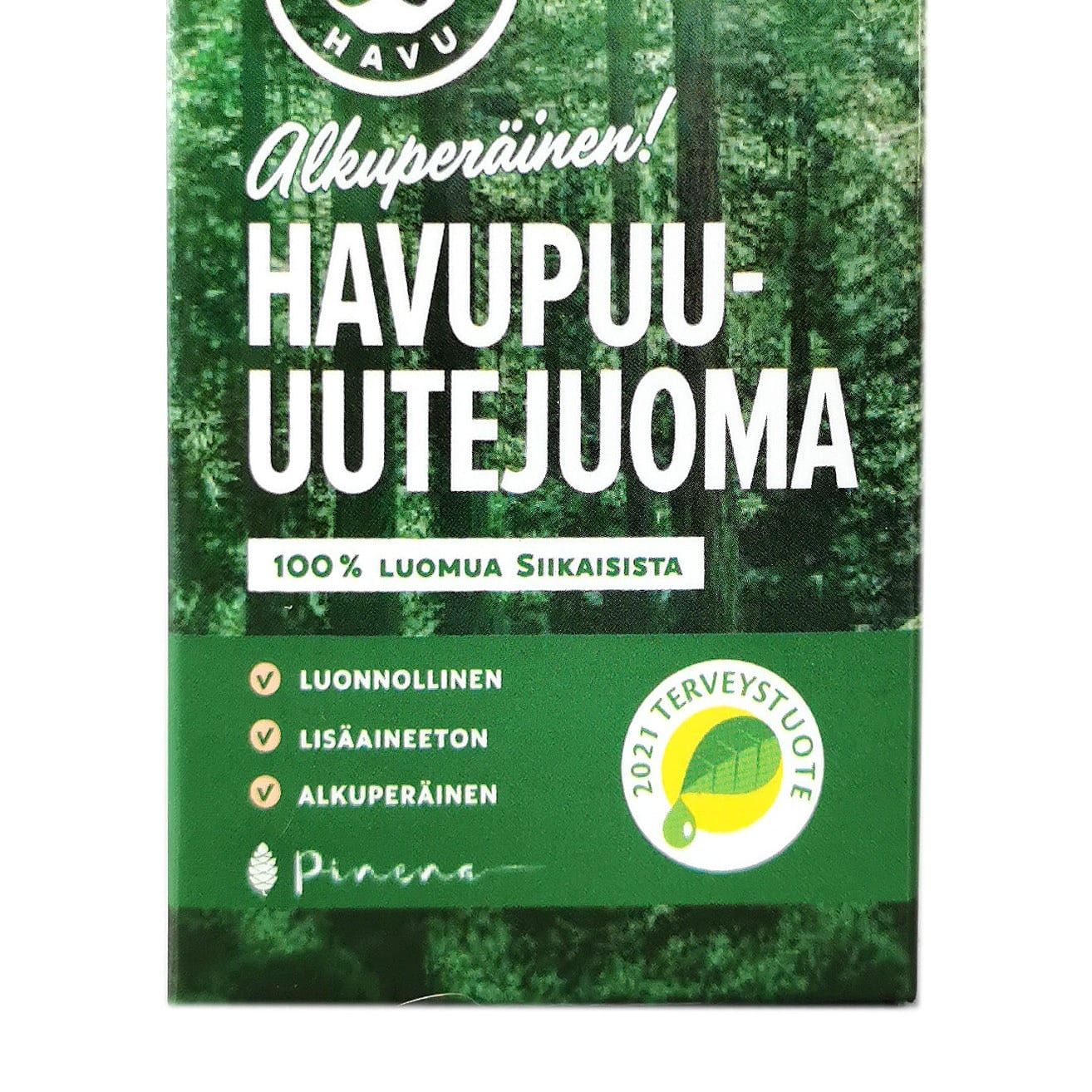 Un pack de 6 boissons Kari's Pine Extract Drink dans des cartons verts et blancs avec du texte en finnois, des images de forêt et des bouchons verts, faisant la promotion d'une boisson naturelle, sans additifs et riche en antioxydants.