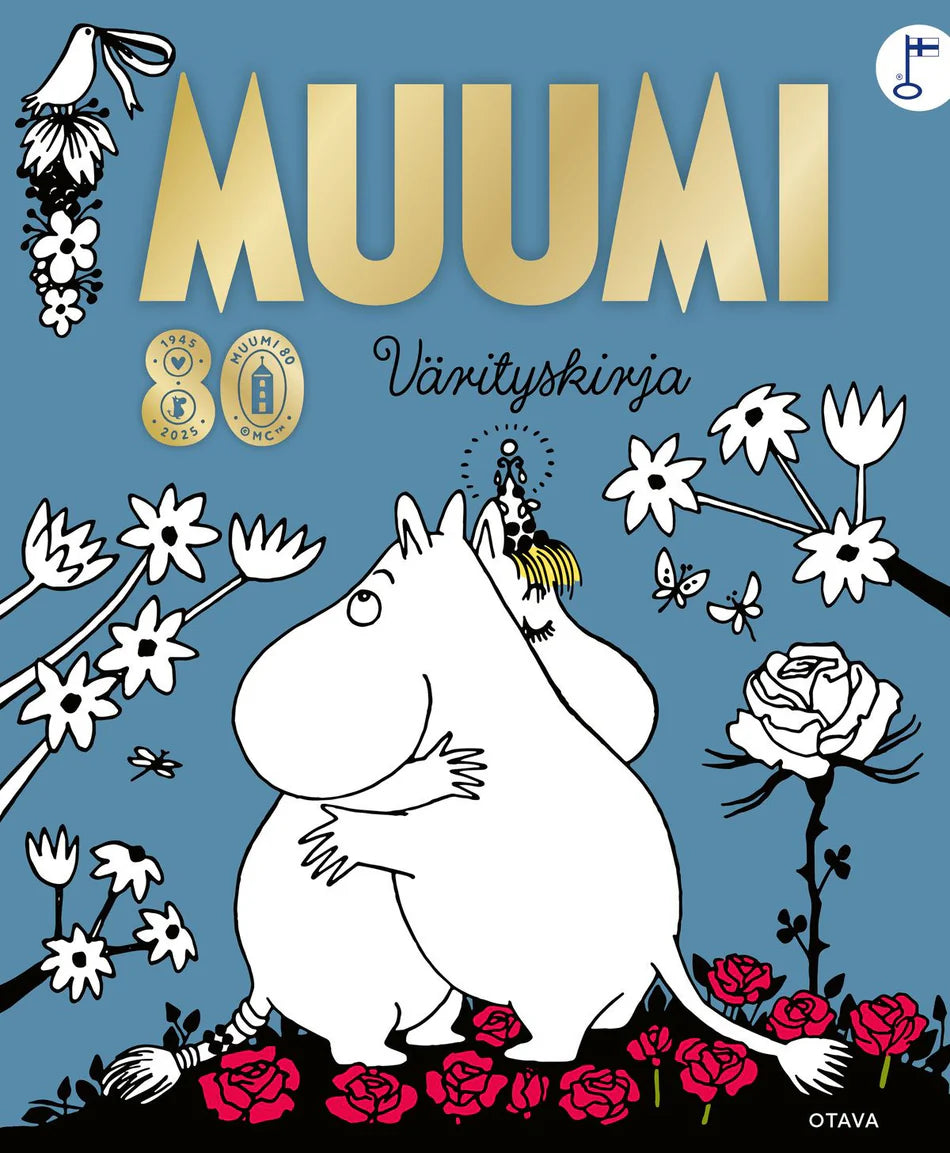 Deux personnages Moomin blancs s'étreignent parmi des fleurs sur fond bleu, célébrant l'art nordique. Le grand texte doré « MUUMI », des mots finnois et des symboles anniversaire rendent hommage au livre de coloriage The Moomin Coloring Book d'Otava, idéal pour les fans créatifs de cette série très appréciée.