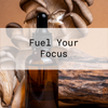 Flacon compte-gouttes ambré devant des pleurotes et un morceau de bois, avec le texte « Fuel Your Focus » (Alimentez votre concentration) sur un rectangle blanc transparent au centre.