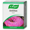 A.Vogel Antitox de A.Vogel est un complément alimentaire détoxifiant présenté dans une boîte verte et blanche ornée d'une fleur de chardon violette. Le texte en finnois met en avant sa formule à base d'extraits de plantes pour soutenir le foie.