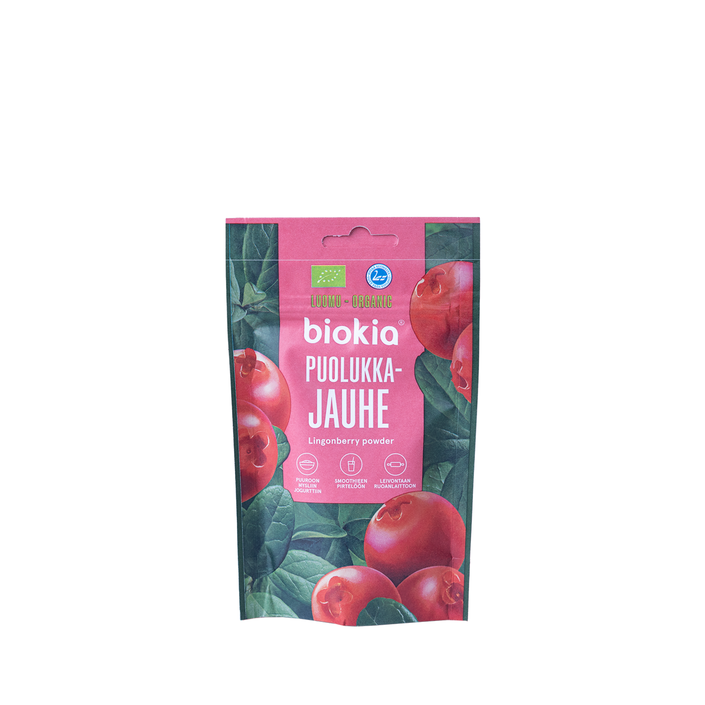 La poudre de lingonberry biologique Biokia est conditionnée dans un sachet refermable rose et vert orné d'images de baies et de feuilles, ainsi que des symboles de certification écologique et biologique. Elle est fabriquée à partir de lingonberries sauvages finlandaises. Riche en fibres.
