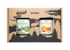 Le coffret cadeau Biomed Bone Broth de Biomed comprend deux bocaux : l'un contenant du bouillon d'os de renne et l'autre du gingembre et du curcuma, tous deux présentés dans un emballage décoratif sur le thème de la forêt.