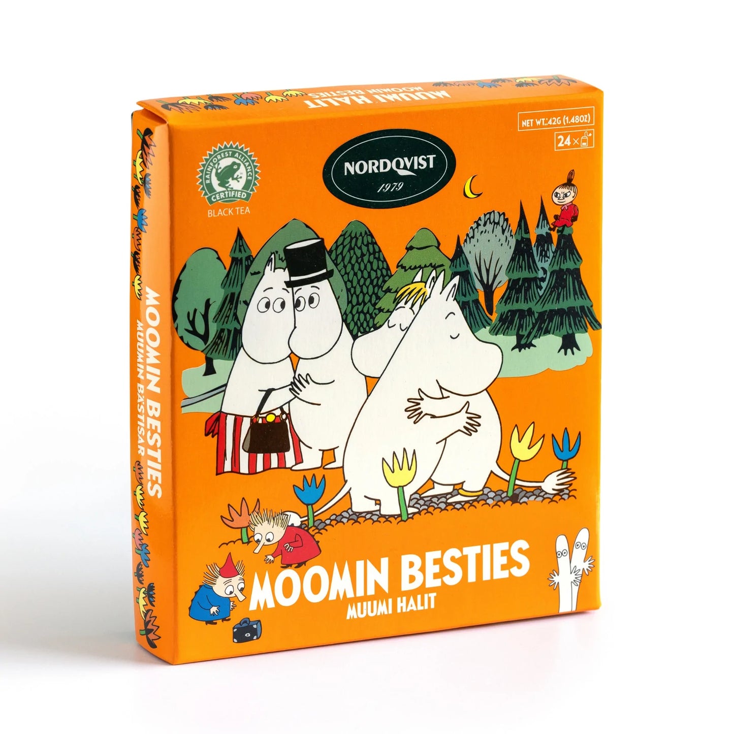 Une boîte d'assortiment de thés Nordqvist Moomin Besties présente des personnages Moomin colorés et des fleurs sur un fond orange, avec l'inscription « Moomin Besties » sur le devant.