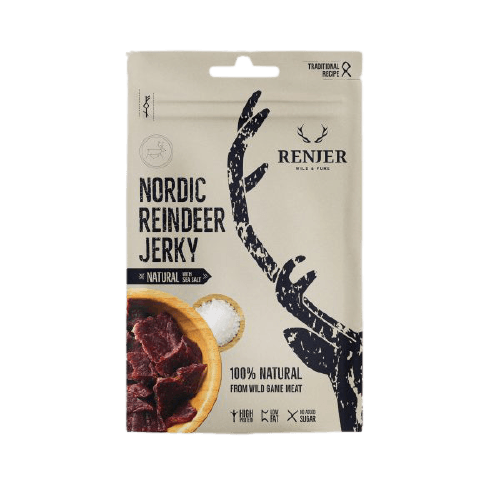 Un emballage beige Renjer portant la mention « Renjer Nordic Reindeer Jerky Sea Salt » (viande séchée de renne nordique Renjer au sel de mer) arbore un motif représentant des bois de renne noirs, un bol de viande séchée et du sel, soulignant qu'il s'agit d'une viande séchée 100 % naturelle fabriquée à partir de viande de renne sauvage de Laponie.