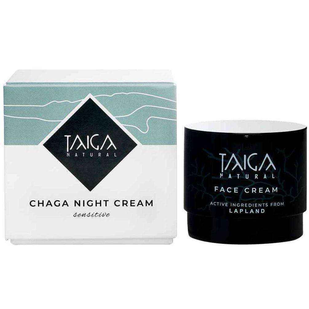Une boîte de crème de nuit Chaga Sensitive de Taiga Cosmetics se trouve à côté d'un pot foncé portant l'étiquette « Crème visage naturelle » de Taiga Cosmetics. Ces deux crèmes sont idéales pour les peaux sensibles et nourrissent les peaux sèches.