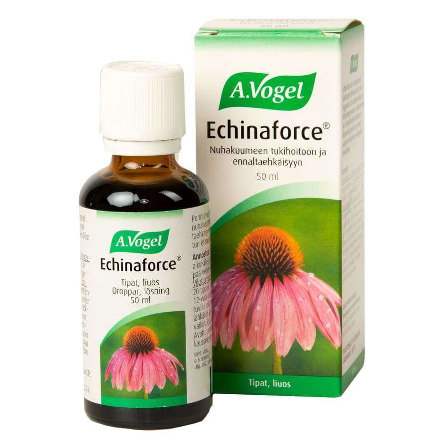Une bouteille et une boîte de gouttes A.Vogel Echinaforce, un médicament traditionnel à base de plantes, avec une fleur d'échinacée rose sur un emballage vert et blanc, comportant des textes en finnois et en suédois sur son utilisation pour prévenir les symptômes du rhume.