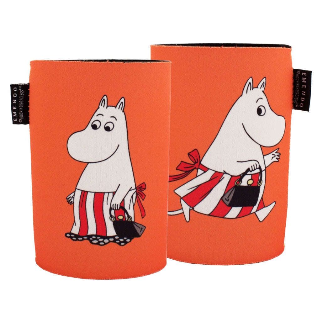 Set di due portabottiglie termici Emendo Moomin Cooler Moominmamma in neoprene arancione, ciascuno raffigurante Moominmamma, simile a un ippopotamo, con un grembiule a strisce bianche e rosse e una borsa nera: uno che cammina e uno che corre.