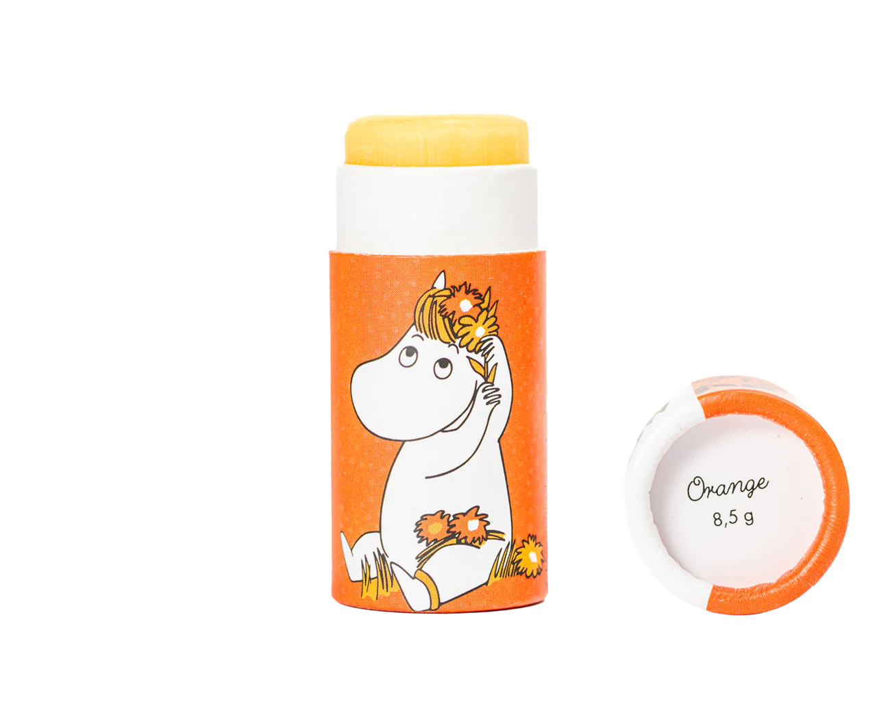 Un tubetto di balsamo per le labbra Gustaf & Linnea Moomin Snork Maiden con un personaggio Moomin e fiori è accanto al suo tappo con l'etichetta Orange 8,5 g. Il balsamo giallo, a base di ingredienti naturali, è parzialmente avvolto su uno sfondo bianco.