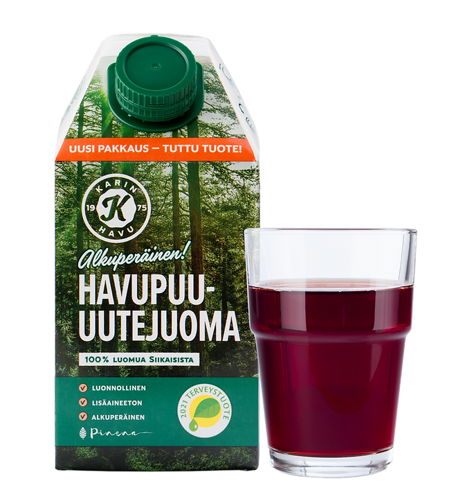 Una confezione verde di Kari's Pine Extract Drink da 6 pezzi è accanto a un bicchiere trasparente contenente un succo rosso scuro. La confezione riporta immagini di foreste di pini finlandesi e mostra marchi biologici e salutari, sottolineando il suo estratto di pino ricco di antiossidanti.