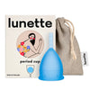 Una coppetta Lunette blu Lunette  Lunette davanti a una scatola con il marchio che raffigura una donna e dei fiori, accanto a una pochette beige con coulisse con la scrittaLunette: una soluzione ecologica per il ciclo mestruale.