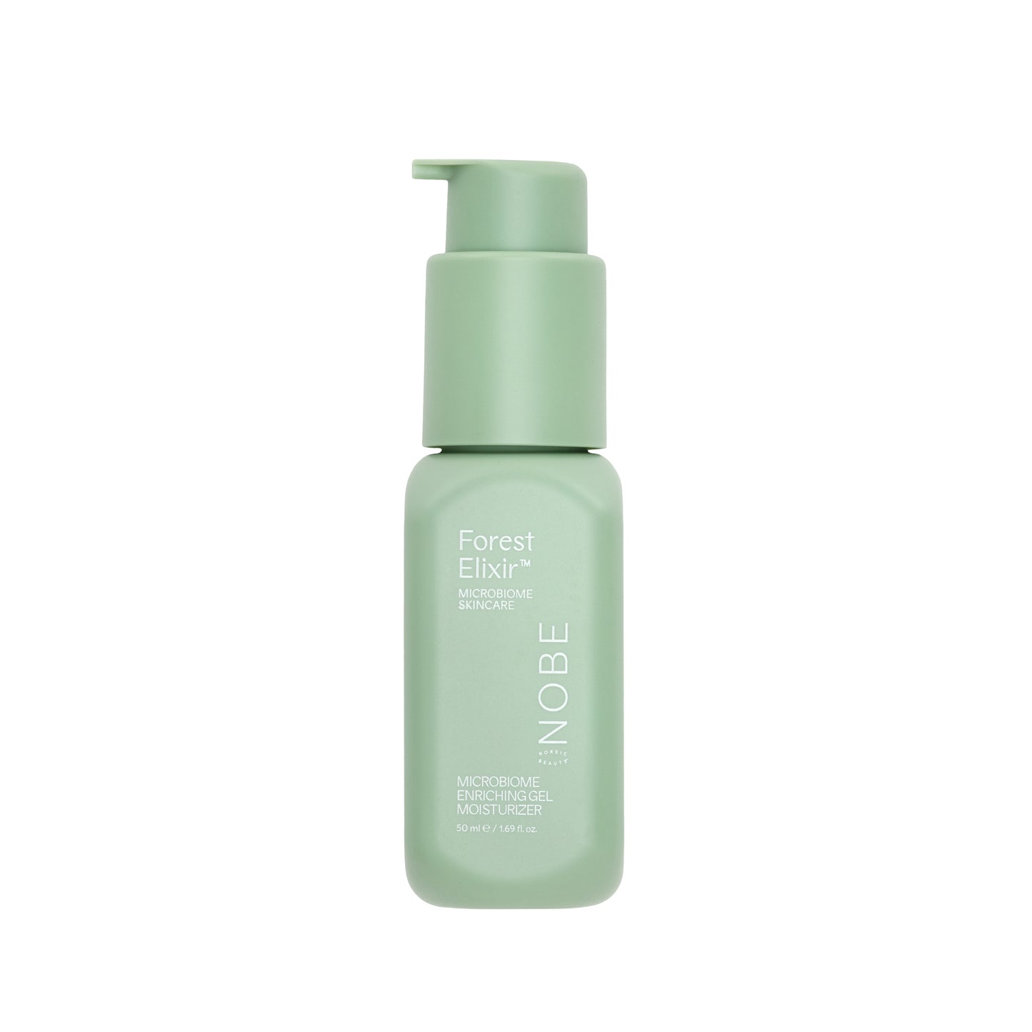 Una bottiglia verde chiaro con un erogatore etichettato NOBE Nordic Beauty Elixir® Microbiome Enriching Gel Moisturizer, contenente estratto di microbioma forestale, è posizionata in verticale su uno sfondo bianco.