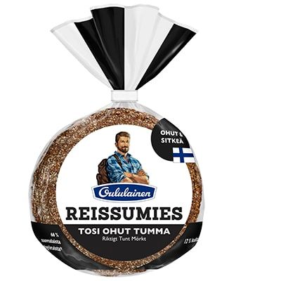 Oululainen Reissumies Really Thin Dark è un pane di segale finlandese di forma rotonda, confezionato in un imballaggio trasparente con un'etichetta in bianco e nero che raffigura un uomo sorridente in camicia a quadri e il marchio Oululainen, oltre al nome del prodotto e una piccola bandiera finlandese.