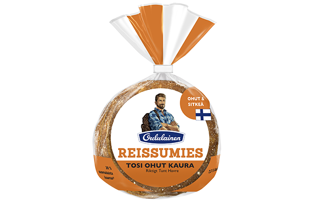 Confezione di pane d'avena Oululainen Reissumies Really Thin Oat bread di Oululainen, con l'immagine di un escursionista e la bandiera finlandese sulla parte anteriore. Il pane d'avena vegano, di forma rotonda, è visibile attraverso la confezione trasparente.