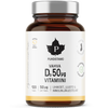 Una bottiglia di vetro marrone con tappo argentato etichettata Puhdistamo Strong Vitamin D 50 mikrog. L'etichetta finlandese riporta le informazioni sul dosaggio, le icone relative alla qualità e agli ingredienti naturali e mette in evidenza la vitamina D3 per il benessere quotidiano.