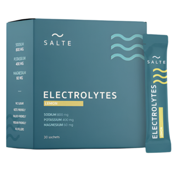 Una confezione blu di SALTE Electrolytes Lemon e una bustina mostrano il contenuto di sodio, potassio e magnesio e sottolineano che il prodotto è senza zucchero, adatto alla dieta chetogenica, vegano e senza additivi sulla confezione.