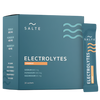 SALTE Electrolytes Orange è una polvere elettrolitica vegana e adatta alla dieta chetogenica, contenente sodio, potassio e magnesio. Questa miscela idratante senza zucchero è disponibile in una confezione blu con 30 bustine prodotta da SALTE.