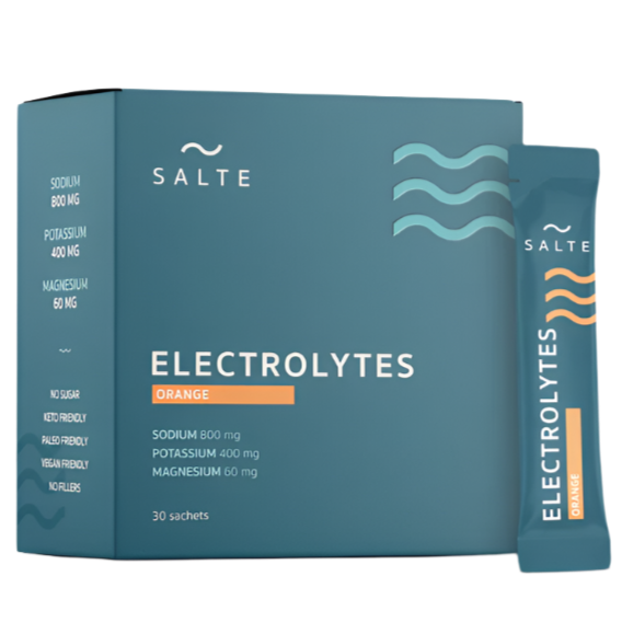 SALTE Electrolytes Orange è una polvere elettrolitica vegana e adatta alla dieta chetogenica, contenente sodio, potassio e magnesio. Questa miscela idratante senza zucchero è disponibile in una confezione blu con 30 bustine prodotta da SALTE.