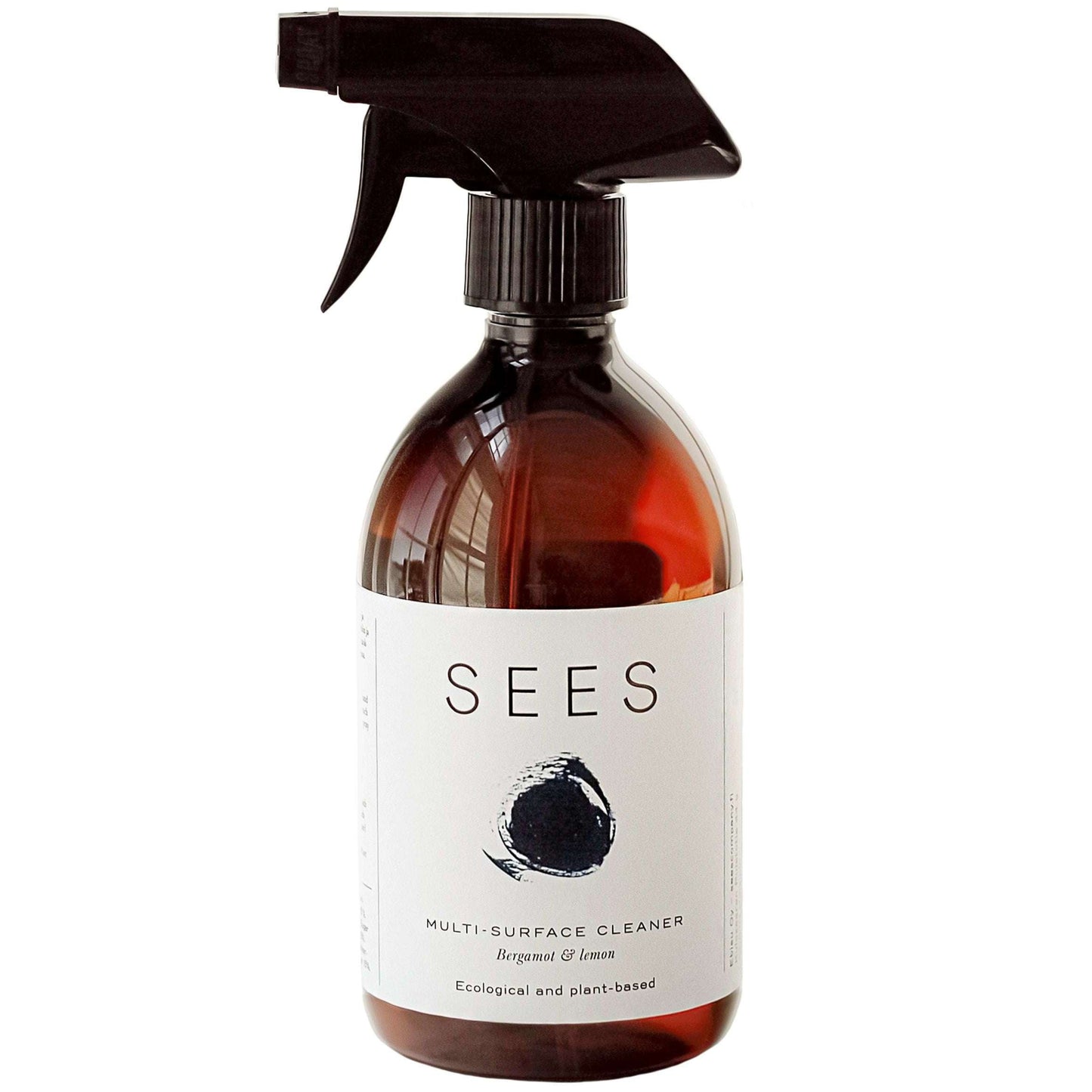 Un flacone spray marrone con l'etichetta SEES Cleaning Spray for the Kitchen and Bathroom della SEES Company: un detergente ecologico a base vegetale con un design minimalista in bianco e nero. Adatto sia per le superfici della cucina che del bagno.
