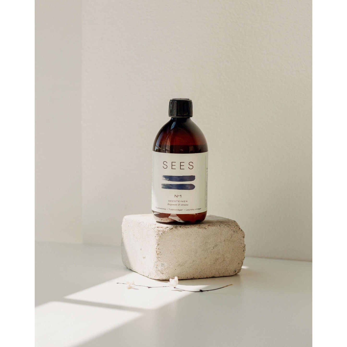 L'aceto per bucato SEES n. 2 Calming, Lavender & Peppermint SEES Companyè contenuto in un blocco e promette di eliminare in modo naturale gli odori dai vostri capi.