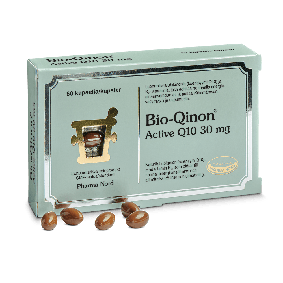 È raffigurata una confezione verde di Bio-Qinon Q10 di Pharma Nord, integratore alimentare da 30 mg (60 capsule), con capsule marroni di coenzima Q10 in primo piano. La confezione riporta scritte in finlandese e svedese.
