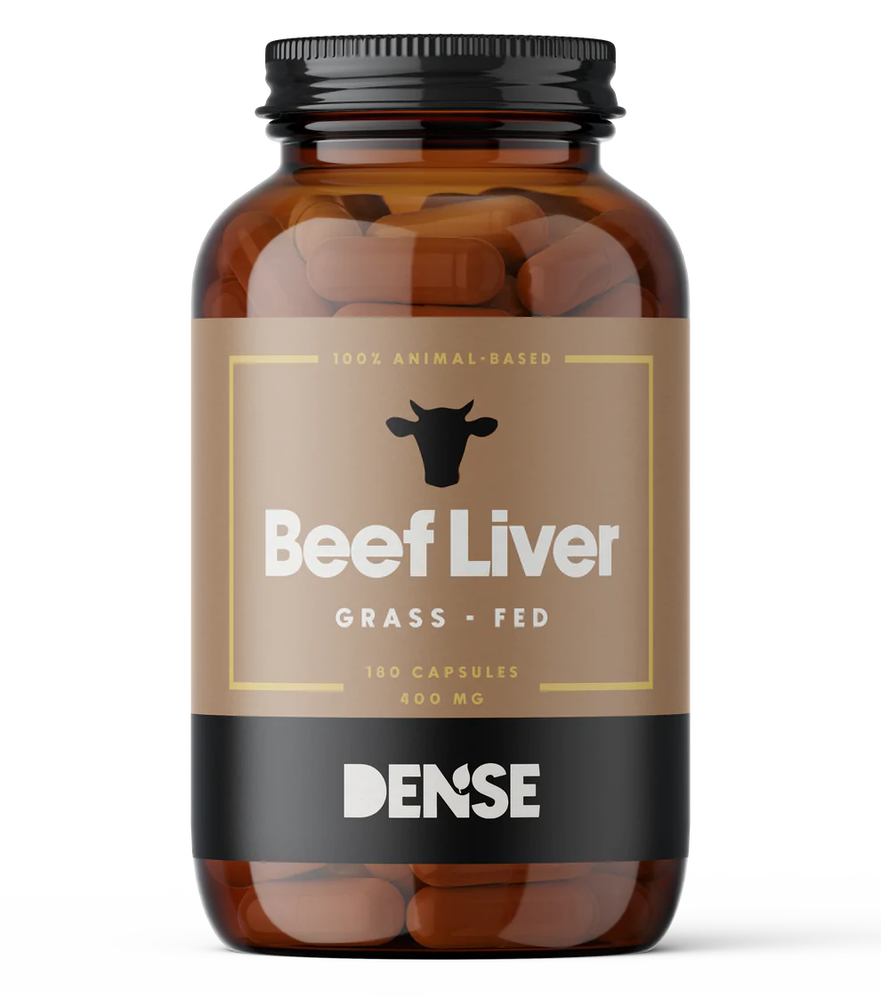 Una bottiglia marrone con l'etichetta DENSE Beef Liver by DENSE contiene 180 capsule di fegato di manzo nutrito con erba (400 mg), presenta l'icona di una testa di mucca sopra il nome e la scritta "DENSE" nella parte inferiore: integratori di organi liofilizzati di alta qualità per il benessere.