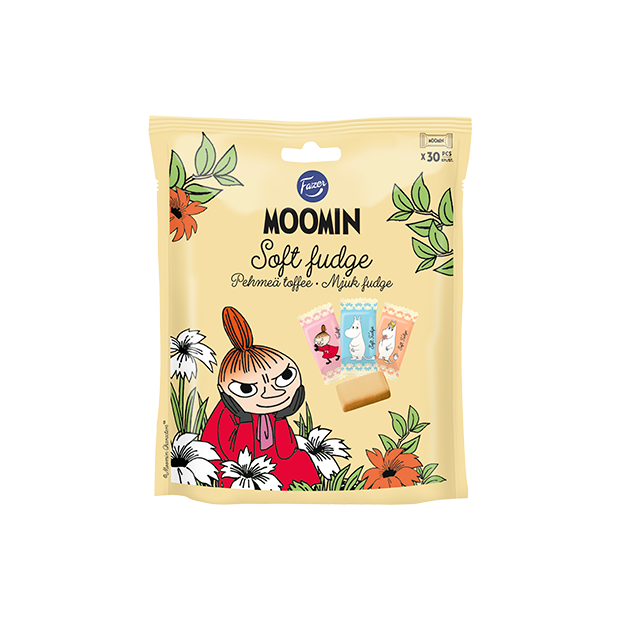 Una confezione gialla di Fazer Moomin Soft Fudge presenta sul davanti immagini dei personaggi Moomin, fiori e immagini di caramelle al caramello finlandesi confezionate singolarmente.