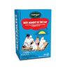 Una confezione blu di tè Nordqvist Best Moment of the Day con i personaggi Moomin su una zattera contiene 20 bustine di tè nero e miscele di frutta. La confezione riporta informazioni multilingue e la scritta "Best Moment of the Day".
