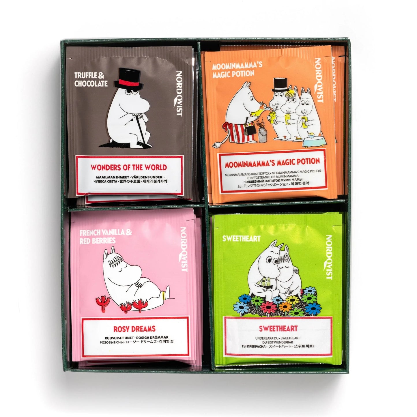 Nordqvist Moomin Besties Tea Assortment di Nordqvist comprende quattro tè aromatizzati: Tartufo e Cioccolato, Vaniglia Francese e Frutti Rossi, Sweetheart e Moominmammas Magic Potion, confezionati in bustine colorate con allegre illustrazioni dei personaggi Moomin.