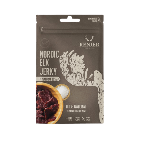 Una confezione marrone Renjer di Nordic Elk Jerky Sea Salt è accanto a una ciotola di carne secca. La confezione sottolinea che il prodotto è "100% naturale, ottenuto da carne di selvaggina" senza zuccheri aggiunti.