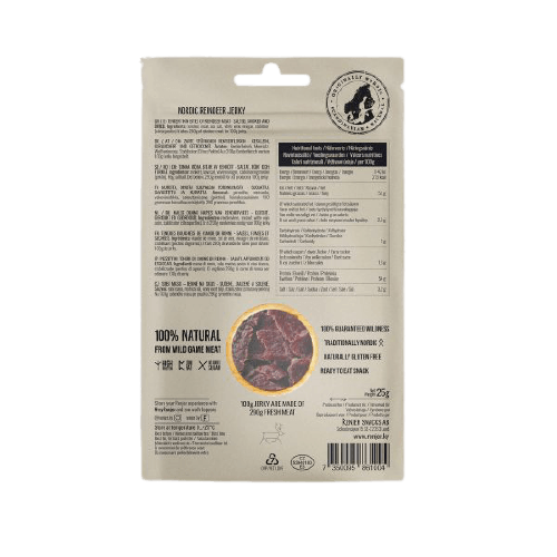 Retro di una confezione beige di Renjer con testo, ingredienti, informazioni nutrizionali, loghi e una foto circolare di carne essiccata. La confezione evidenzia che Renjer Nordic Reindeer Jerky Sea Salt è carne essiccata al 100% naturale proveniente da renne selvatiche della Lapponia.