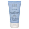 Un tubetto blu con l'etichetta Taika Sensitive 24h Moisturiser riporta una scritta in finlandese che indica che si tratta di una crema idratante senza profumo per pelli secche e sensibili. Il design include illustrazioni di foglie e simboli di certificazione vegana/naturale.