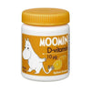 Un barattolo di plastica bianco con coperchio giallo con l'etichetta Moomin Vitamin-D 10 ug Xylitol Orange, con il marchio Moomin, un personaggio Moomin e due fette d'arancia sul davanti.