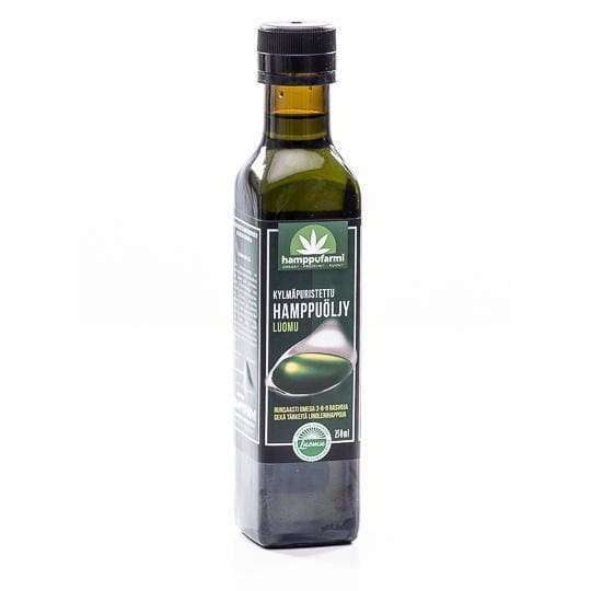 Una bottiglia di vetro verde scuro di olio di canapa biologico spremuto a freddo Nordic Hempfarm, ricco di acidi grassi omega-3, con tappo nero ed etichetta verde, è raffigurata in posizione verticale su uno sfondo bianco.