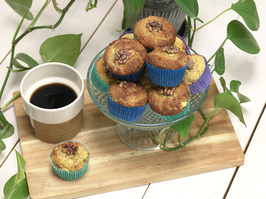 Ketogene appel-walnootmuffins geserveerd met zwarte koffie