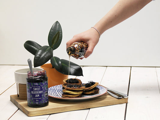 Ketogene pannenkoeken worden afgewerkt met ketogene siroop en ketogene bosbessenjam.