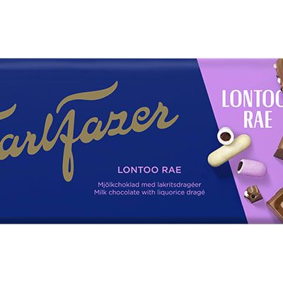 De Fazer London Drops Milk Chocolate-reep van Fazer bestaat uit Finse melkchocolade met dropdragées, verpakt in een blauw-paarse wikkel met gouden tekst.