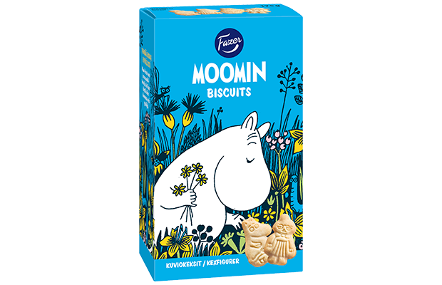 Een blauwe doos Fazer Moomin Biscuit van Fazer, gemaakt in Finland, met een wit Moomin-figuurtje met bloemen, kleurrijke planten, twee gevormde koekjes in de rechterbenedenhoek en de tekst 'MOOMIN BISCUITS'.