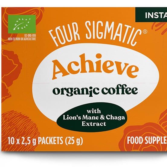 Four Sigmatic Mushroom Coffee Lion's Mane — een oranje doos van Four Sigmatic— bevat extracten van Lion's Mane en Chaga en is gelabeld als voedingssupplement. Bevat 10 zakjes (elk 2,5 g).