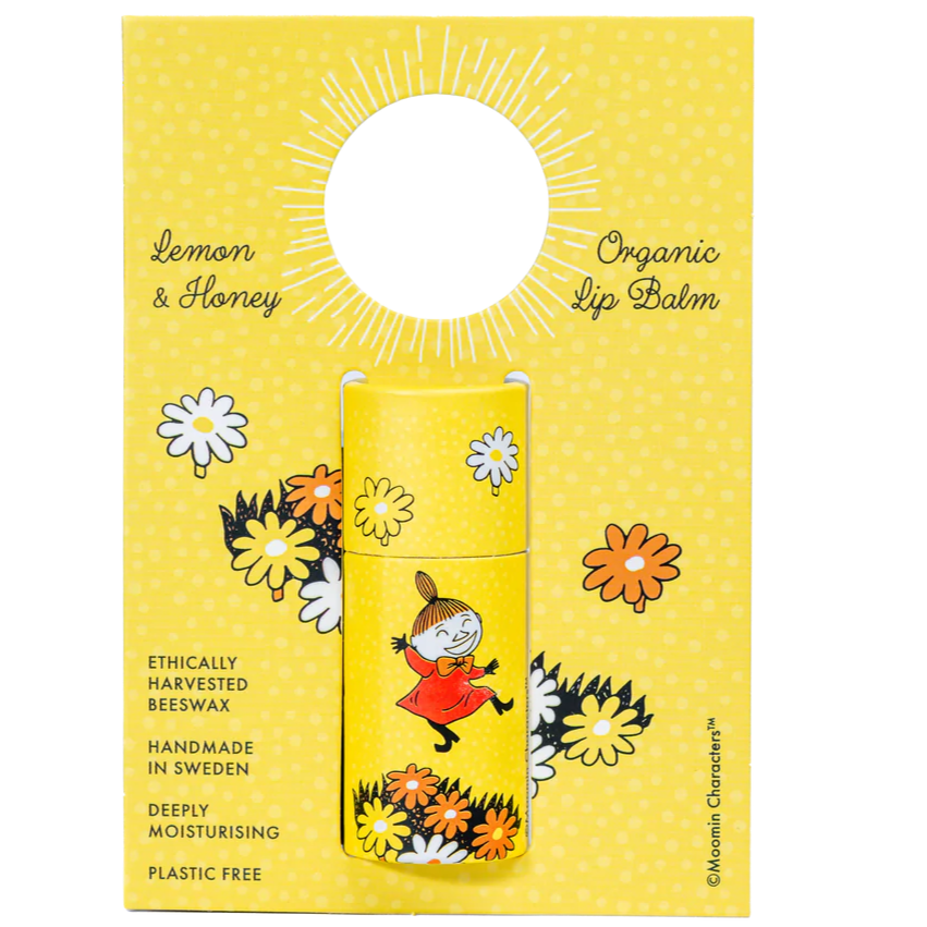 De Gustaf & Linnea Moomin Lipbalm Little My heeft een milieuvriendelijke gele verpakking met Little My tussen bloemen. Deze biologische, plasticvrije balsem wordt met de hand gemaakt in Zweden en bevat ethisch verkregen bijenwas voor diepe hydratatie.