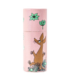 De Gustaf & Linnea Moomin Lipbalm Sniff is een milieuvriendelijke roze cilindervormige lippenbalsem met een cartoonafbeelding van Sniff, een bruin dier, tussen groene bloemen en gras.