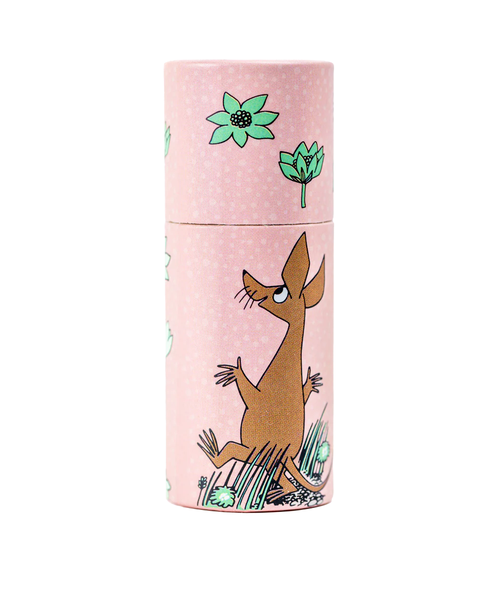 De Gustaf & Linnea Moomin Lipbalm Sniff is een milieuvriendelijke roze cilindervormige lippenbalsem met een cartoonafbeelding van Sniff, een bruin dier, tussen groene bloemen en gras.