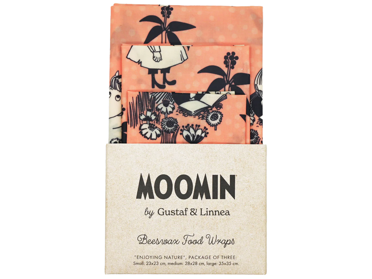 De Gustaf & Linnea Moomin Beeswax Food Wrap is een set van drie perzikkleurige, herbruikbare wraps met zwarte Moomin- en bloemenillustraties, verpakt in een kartonnen hoes met het label MOOMIN by Gustaf & Linnea.
